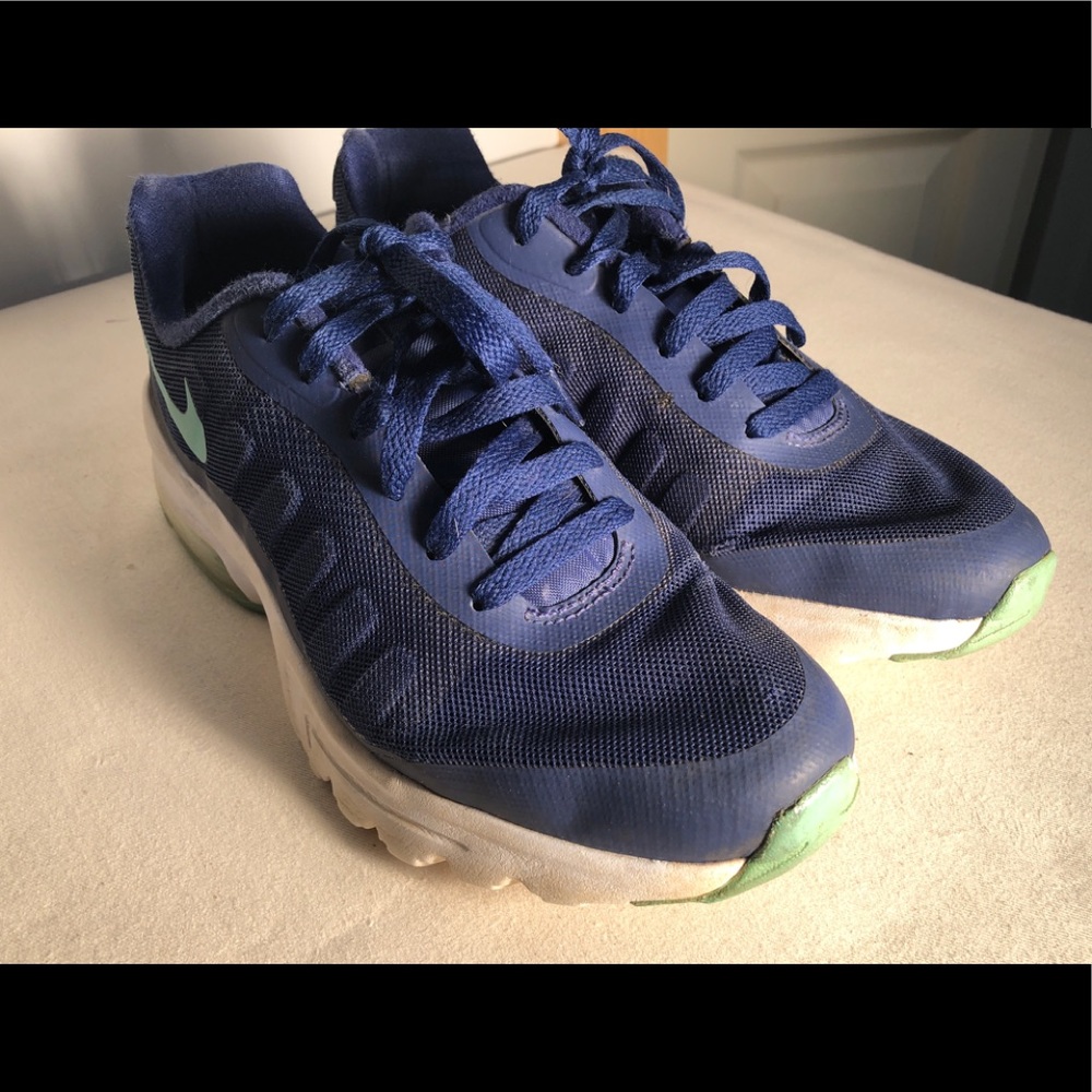 Navy with turquoise swoosh Nike sneakers in size 8.5